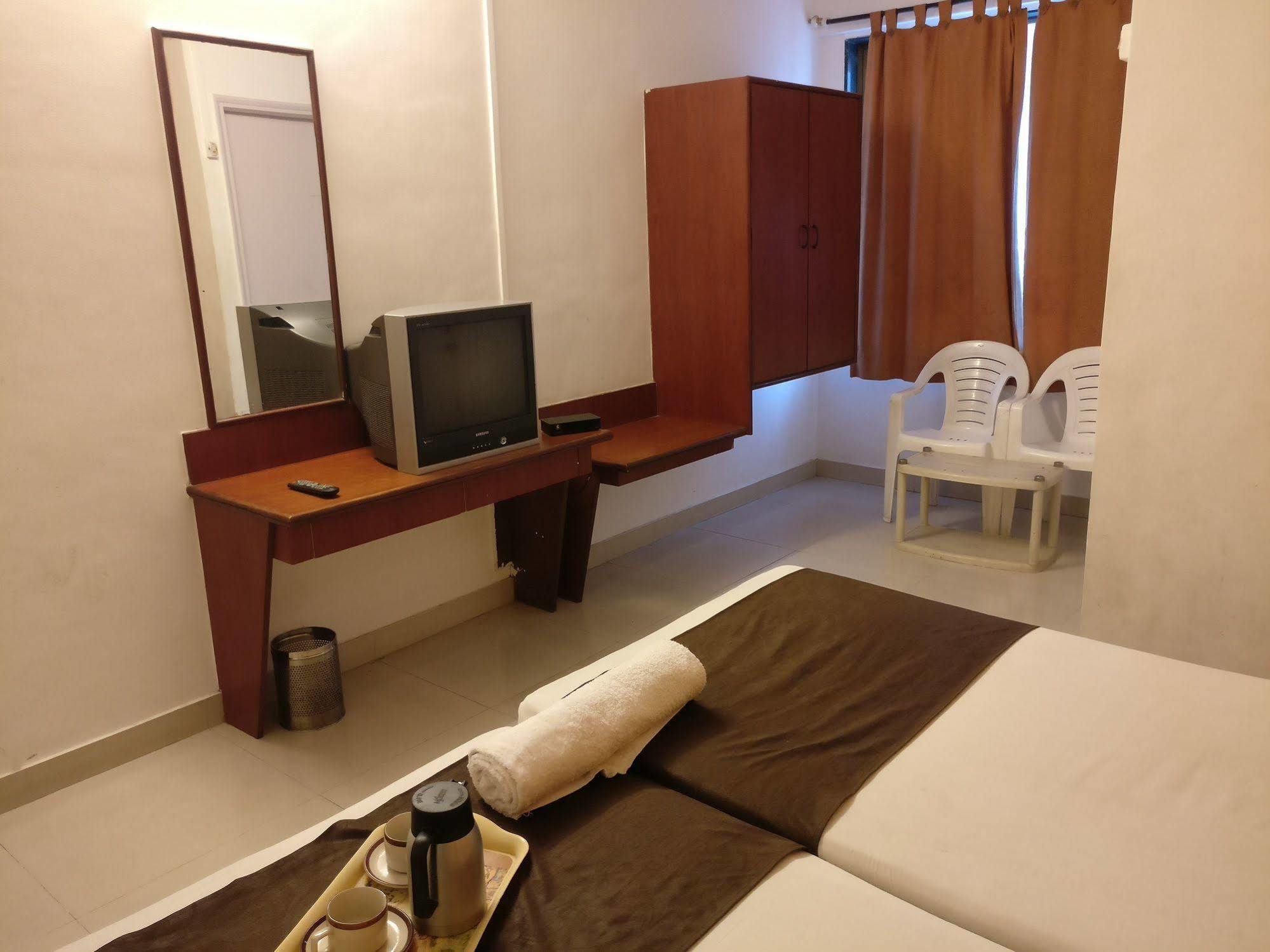 Oyo 1065 Hotel Hmr Royal Inn プネ エクステリア 写真