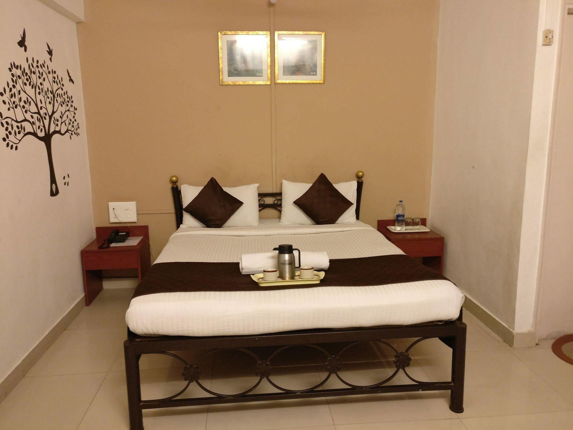 Oyo 1065 Hotel Hmr Royal Inn プネ エクステリア 写真