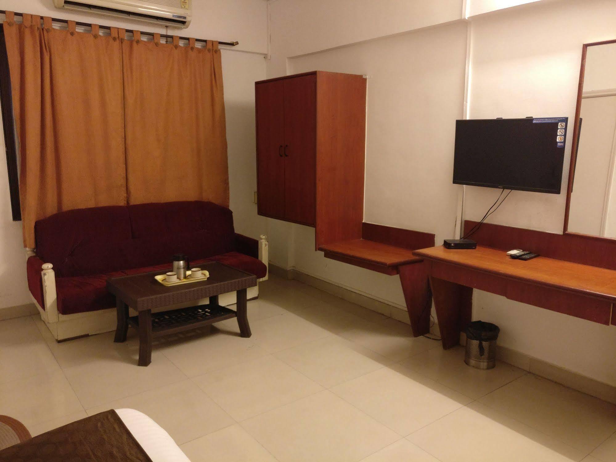 Oyo 1065 Hotel Hmr Royal Inn プネ エクステリア 写真