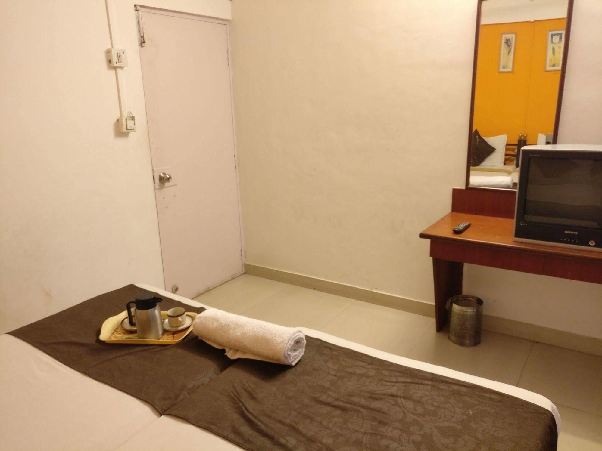 Oyo 1065 Hotel Hmr Royal Inn プネ エクステリア 写真