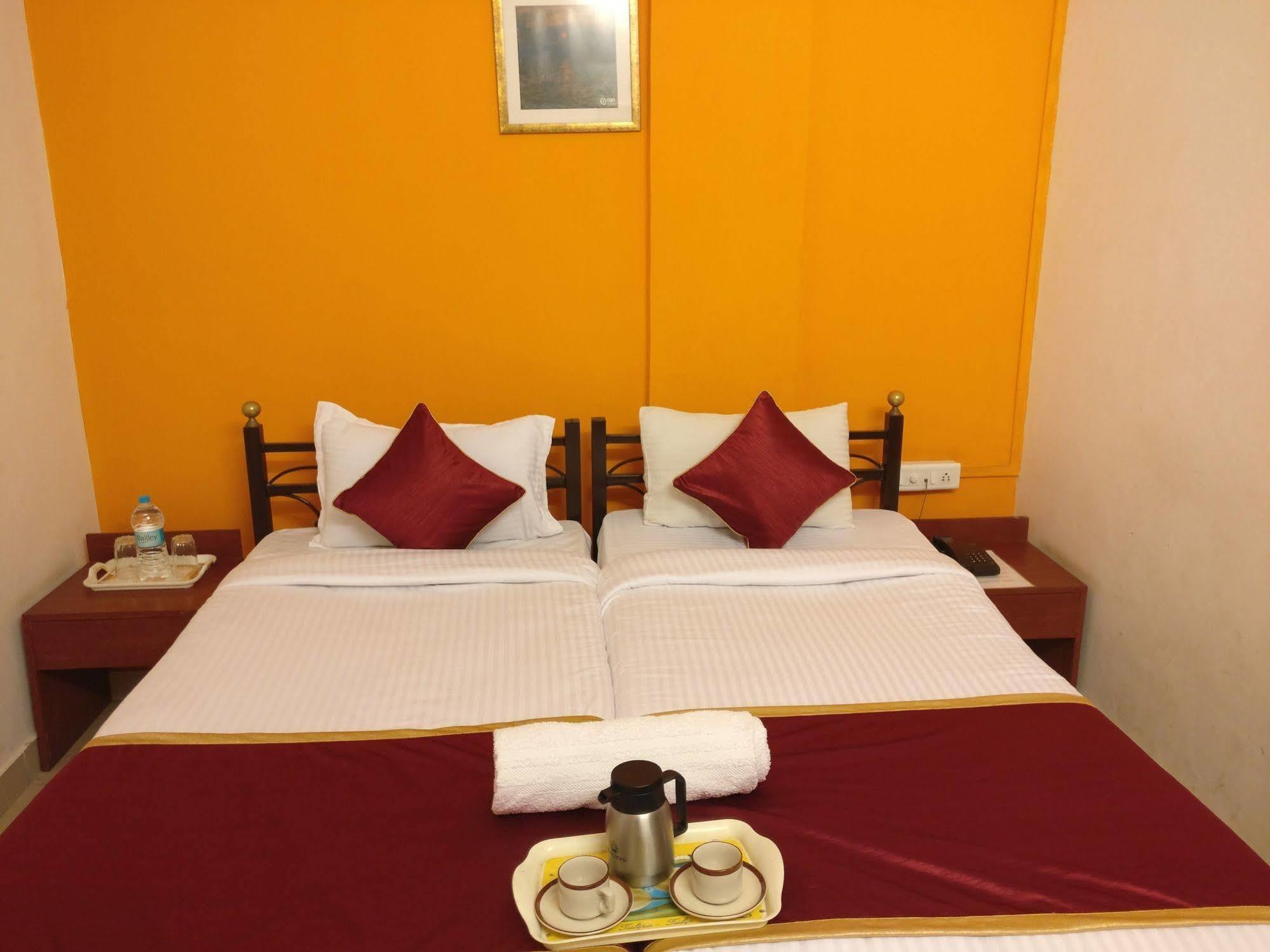 Oyo 1065 Hotel Hmr Royal Inn プネ エクステリア 写真