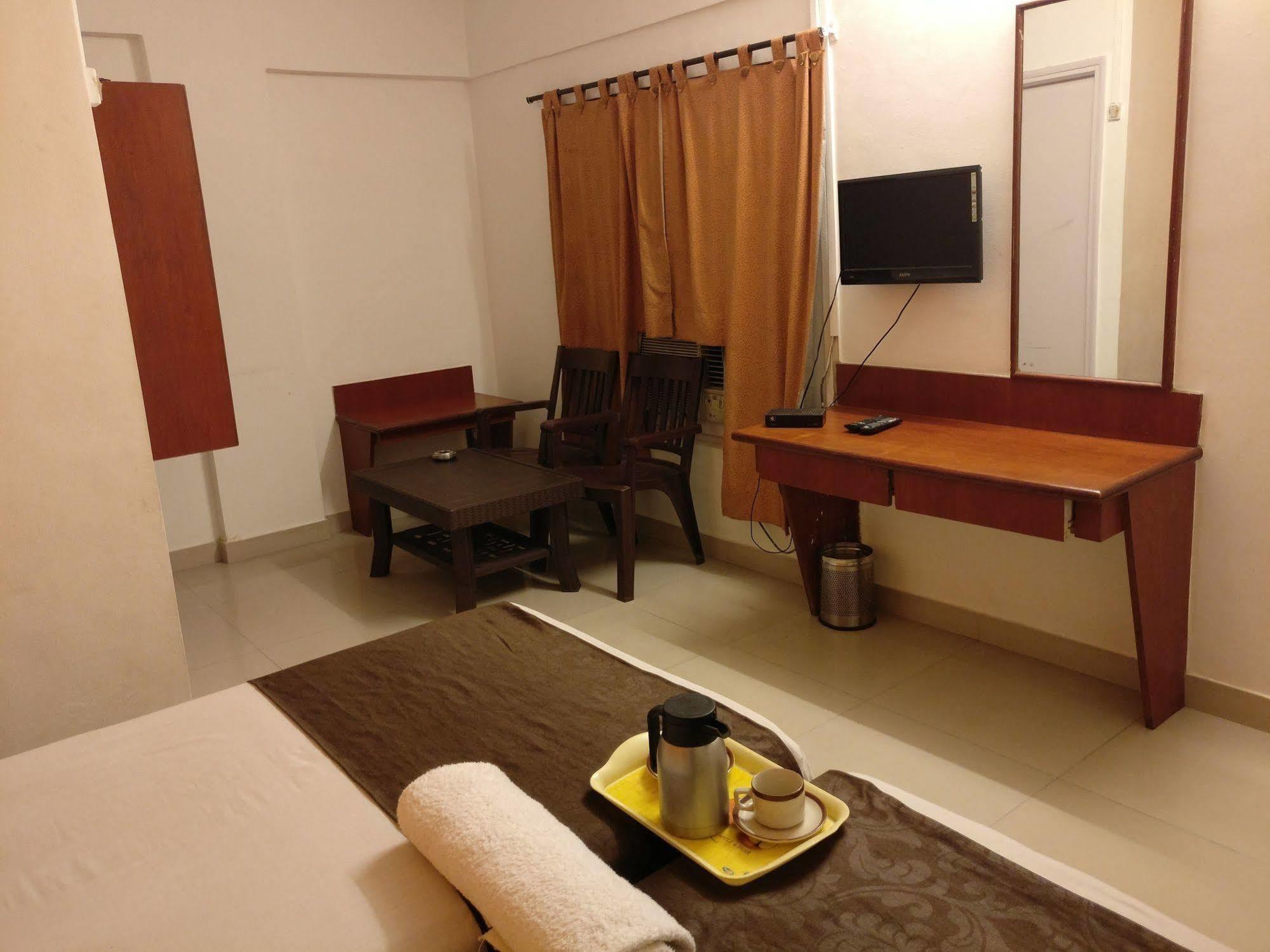 Oyo 1065 Hotel Hmr Royal Inn プネ エクステリア 写真