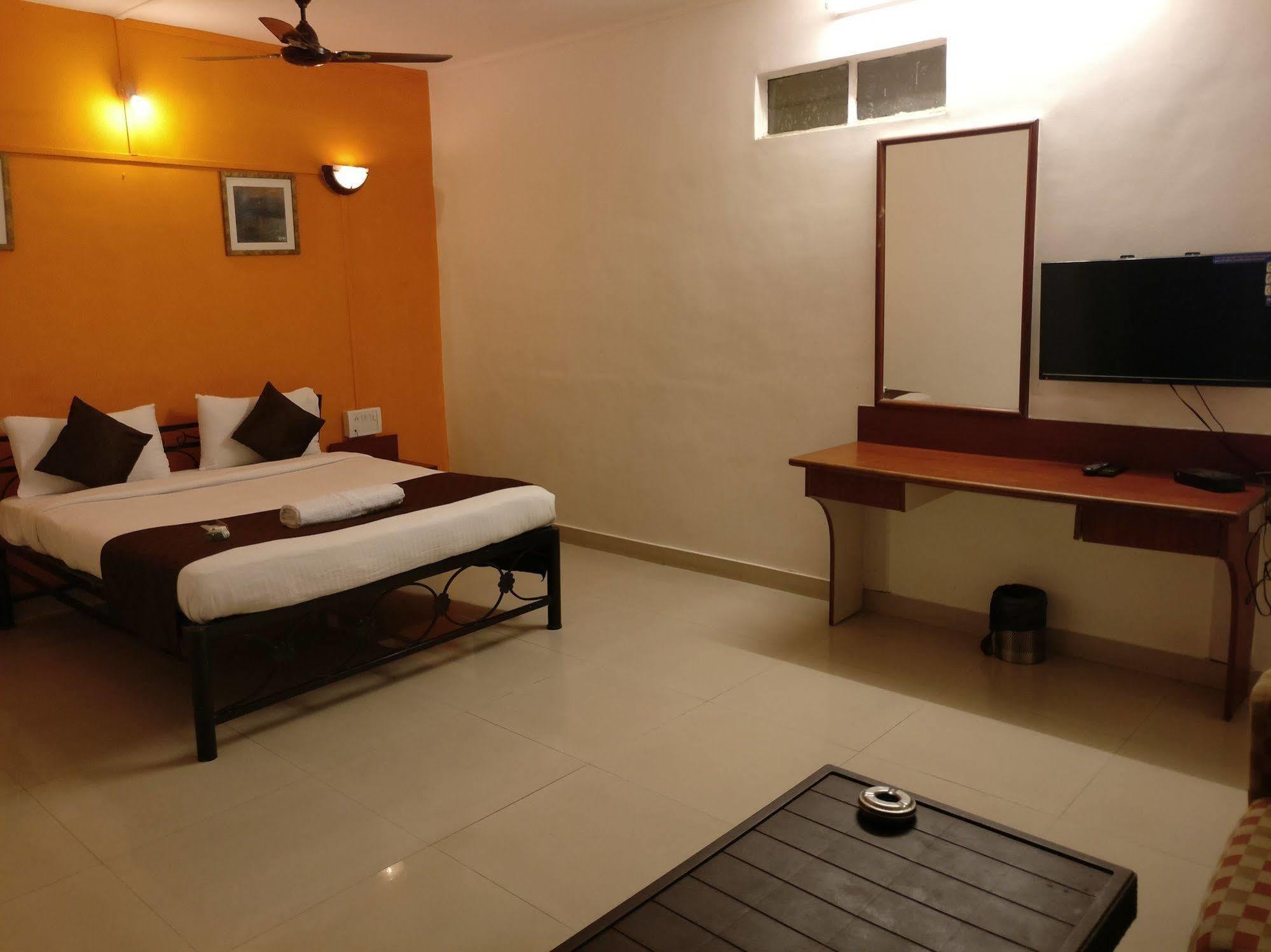 Oyo 1065 Hotel Hmr Royal Inn プネ エクステリア 写真