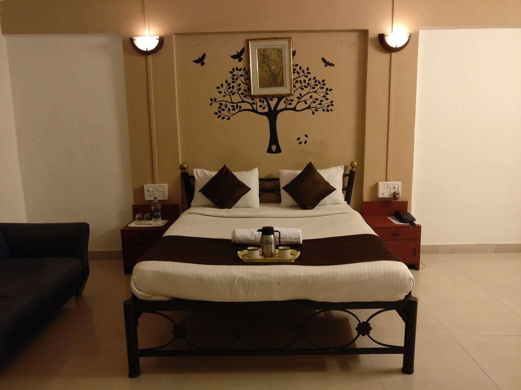 Oyo 1065 Hotel Hmr Royal Inn プネ エクステリア 写真
