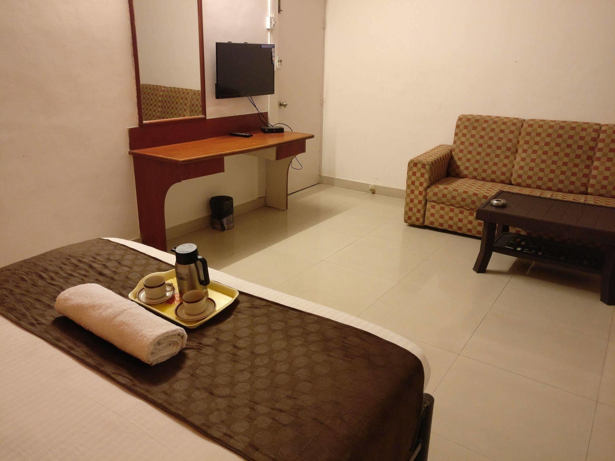 Oyo 1065 Hotel Hmr Royal Inn プネ エクステリア 写真