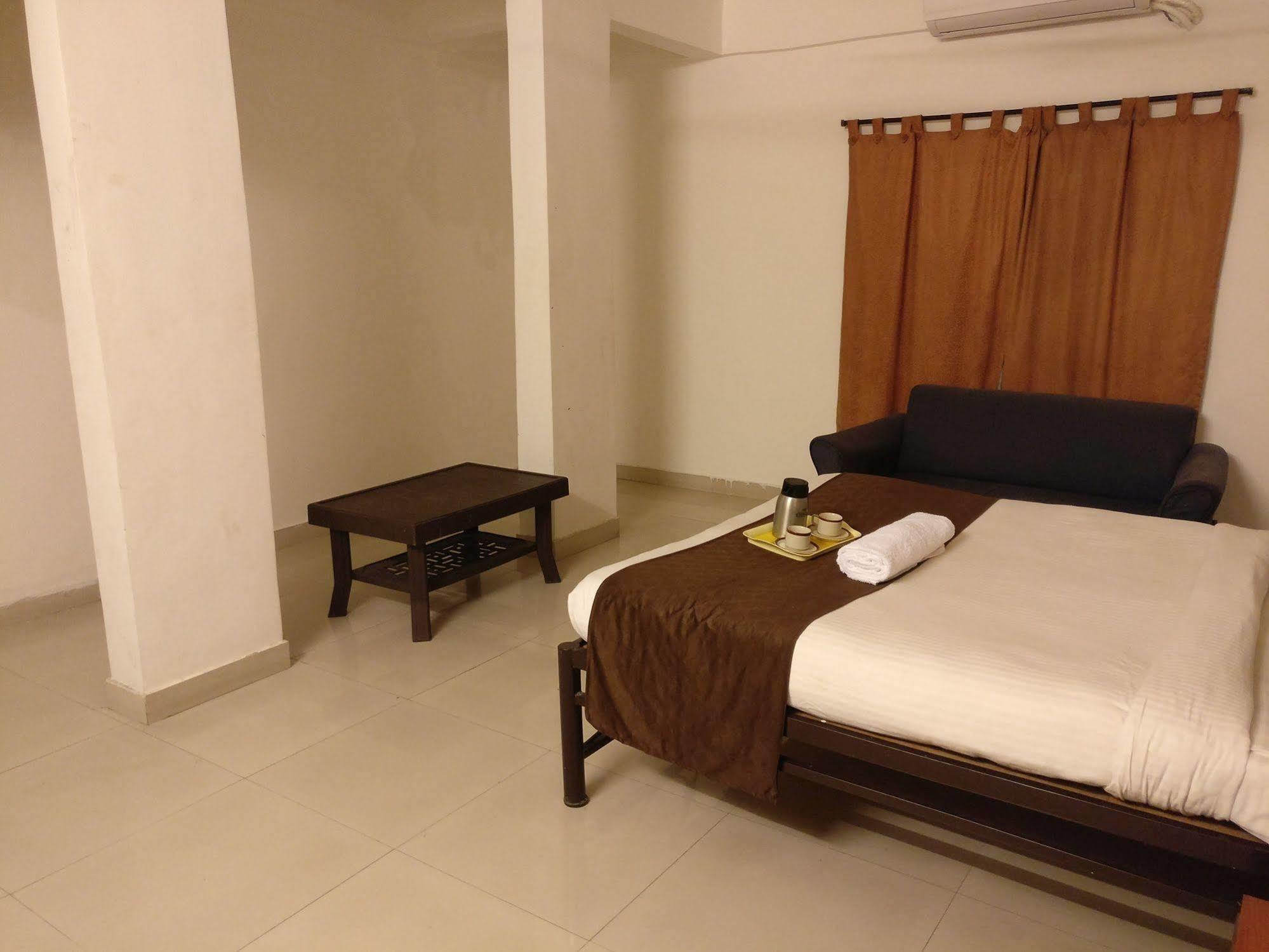 Oyo 1065 Hotel Hmr Royal Inn プネ エクステリア 写真