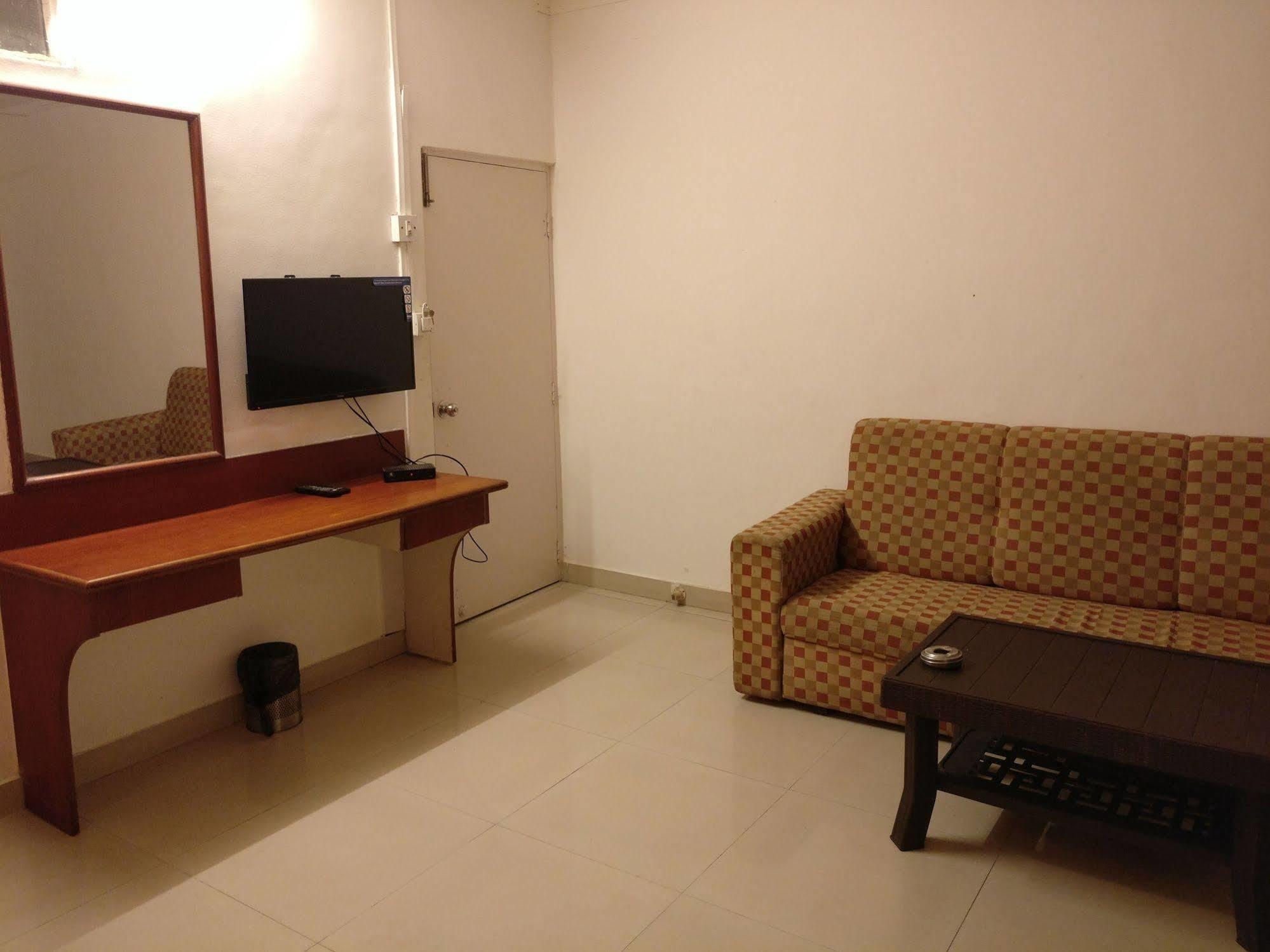 Oyo 1065 Hotel Hmr Royal Inn プネ エクステリア 写真