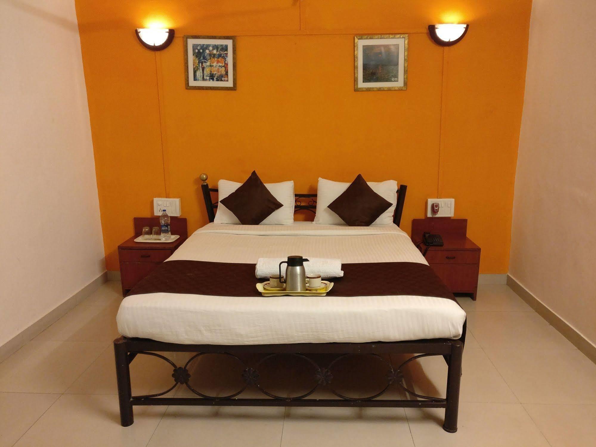 Oyo 1065 Hotel Hmr Royal Inn プネ エクステリア 写真