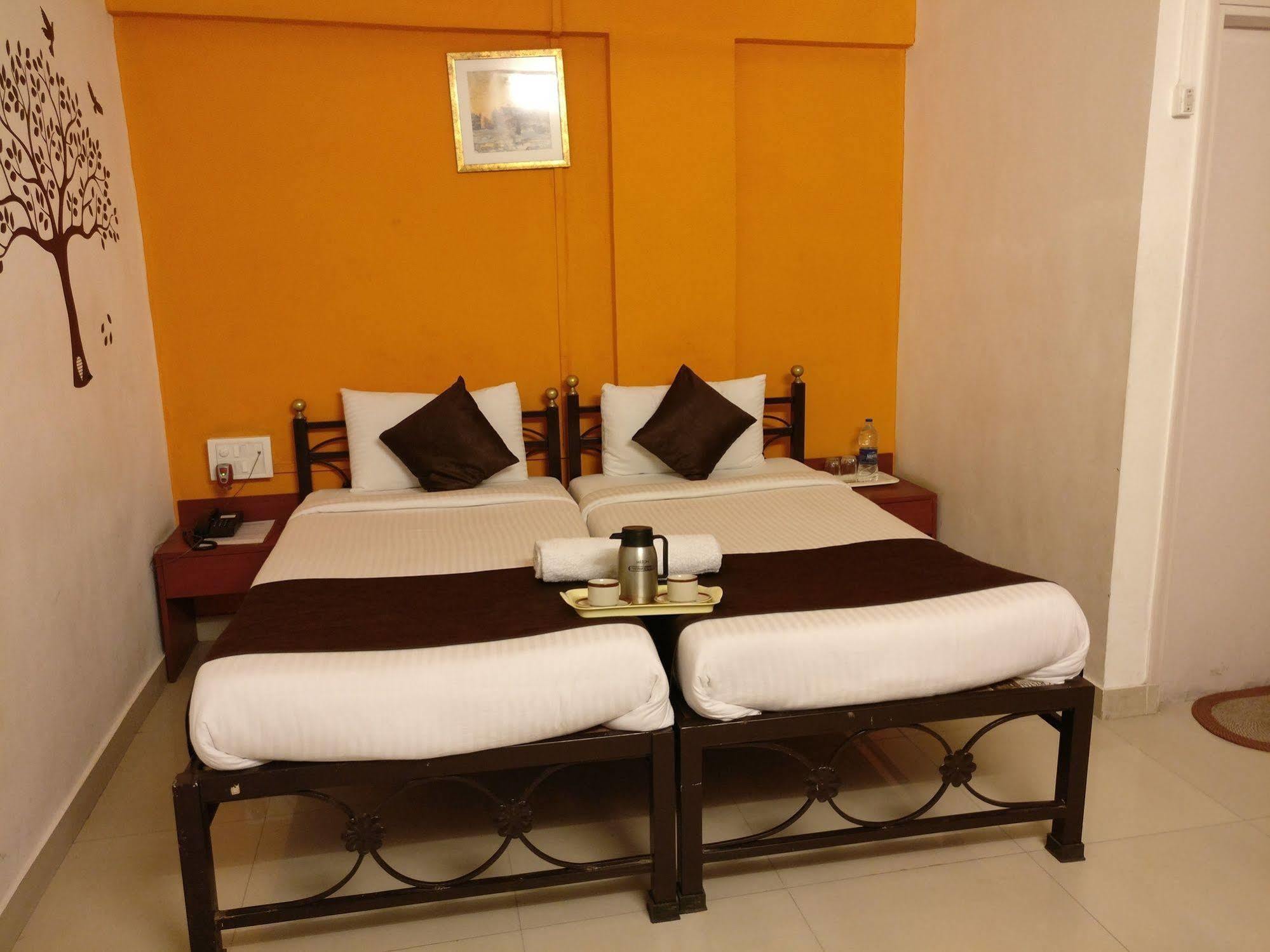 Oyo 1065 Hotel Hmr Royal Inn プネ エクステリア 写真