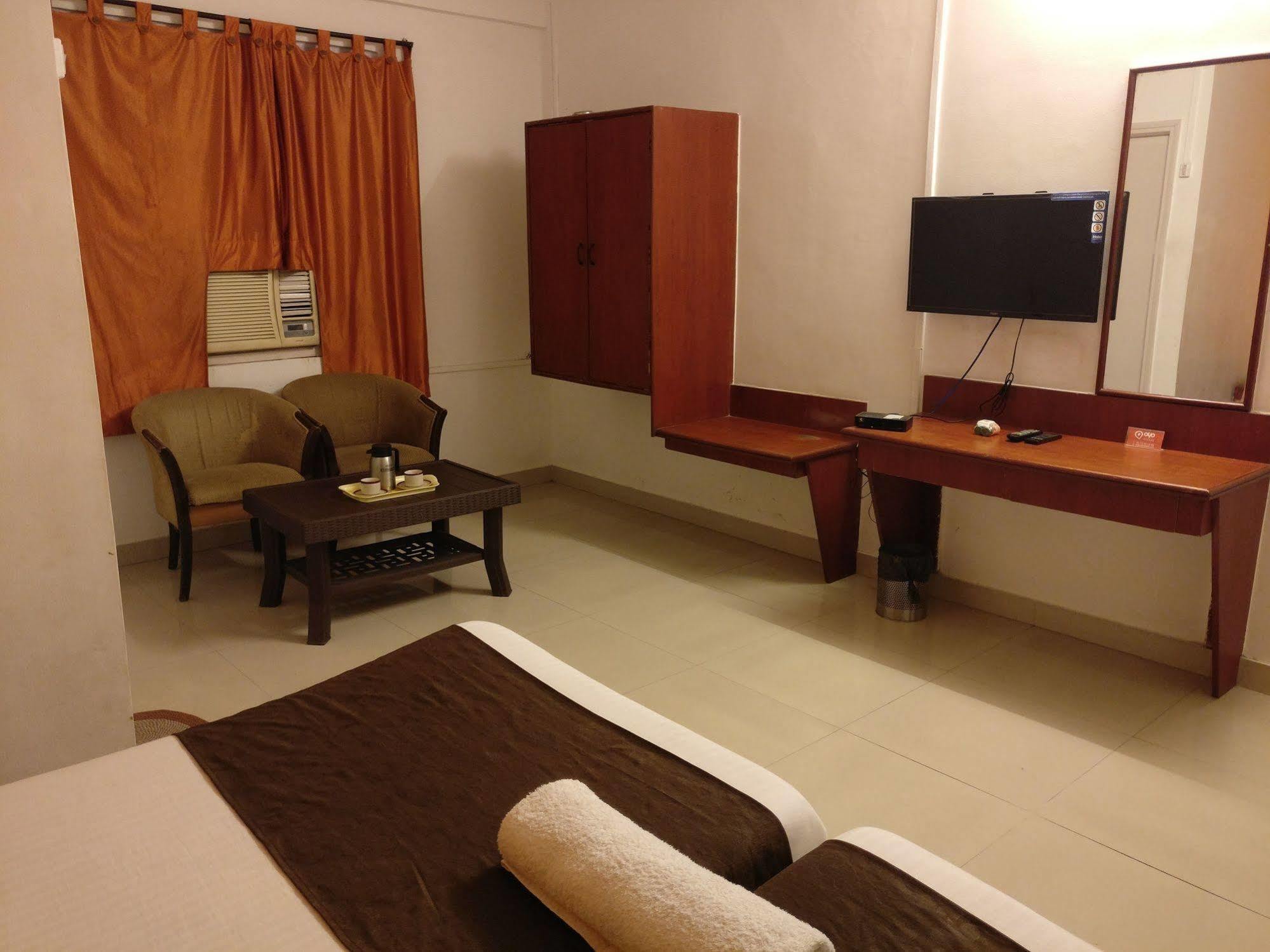 Oyo 1065 Hotel Hmr Royal Inn プネ エクステリア 写真
