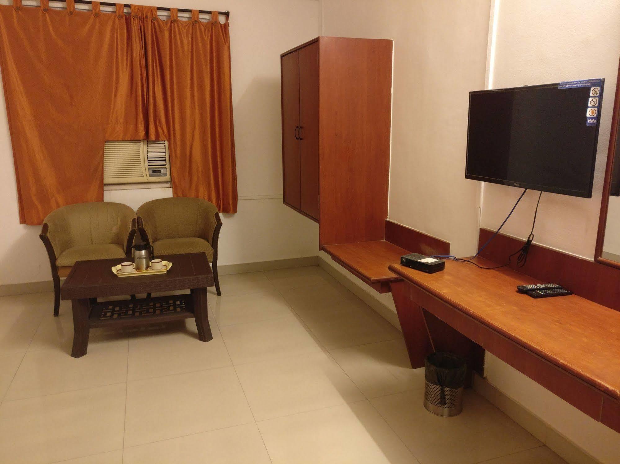 Oyo 1065 Hotel Hmr Royal Inn プネ エクステリア 写真